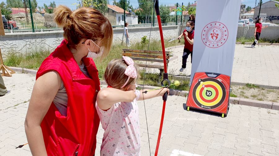 Gençlik liderleri Ulaş'ta ilkokul öğrencileriyle etkinlik yaptı