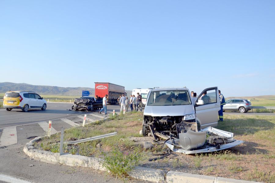 Sivas'ta hafif ticari araç ile otomobil çarpıştı: 3 yaralı