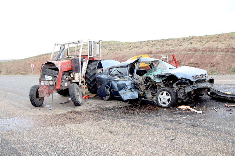Sivas'ta otomobil ile traktör çarpıştı: 4 yaralı