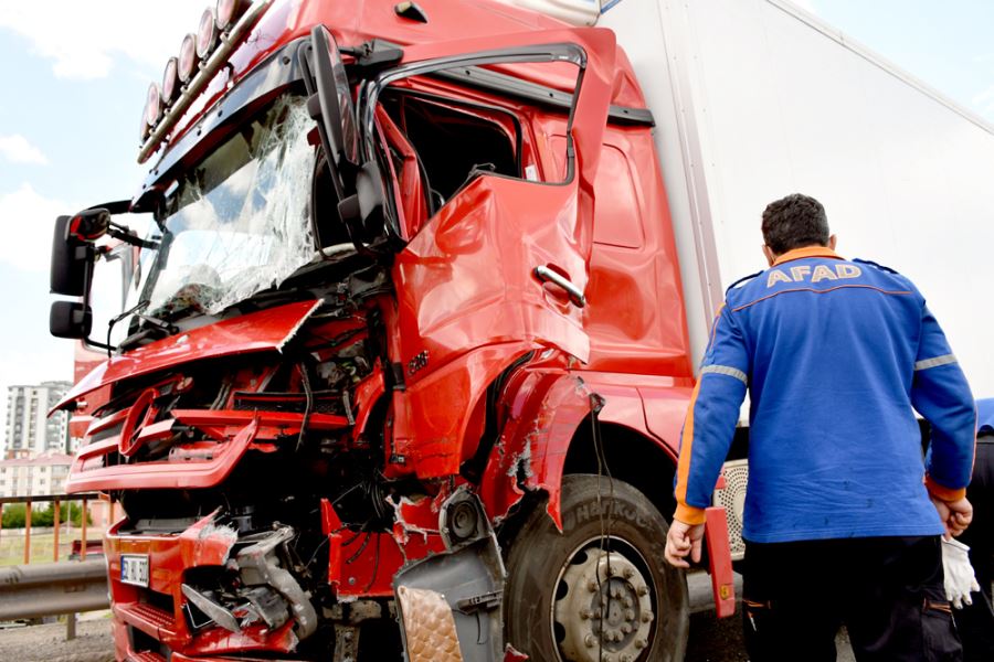 Sivas'ta 5 aracın karıştığı zincirleme kazada kamyon şoförü yaralandı