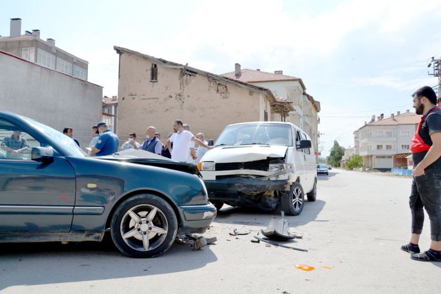 Sivas'ta otomobil ile hafif ticari araç çarpıştı: 7 yaralı