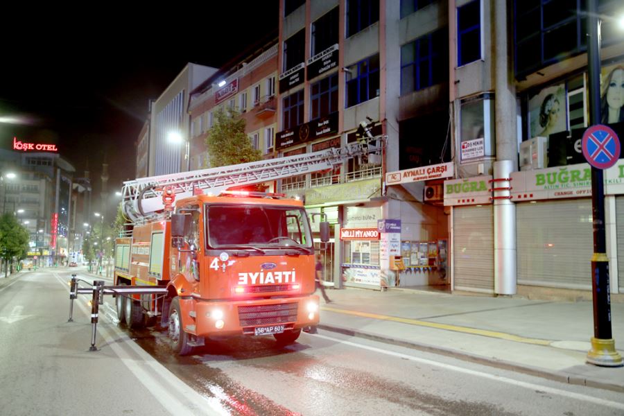 Sivas'ta alışveriş merkezinde çıkan yangın bir iş yerinde hasara yol açtı