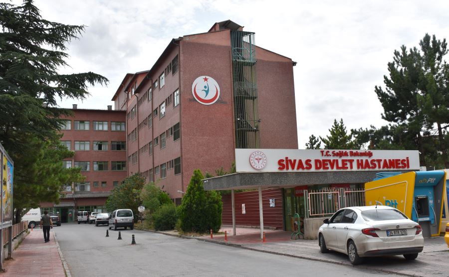 SERT KAPATTIĞI KAPI DOKTORU YARALADI