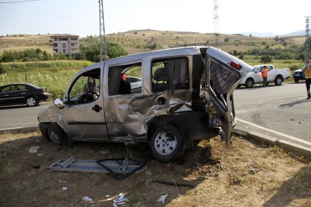 AMBULANS LE HAFİF TİCARİ ARAÇ ÇARPIŞTI: 1 ÖLÜ, 6 YARALI