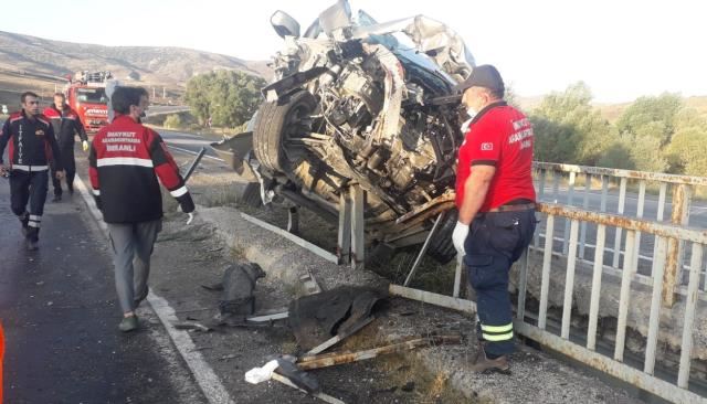 KÖPRÜ BARİYERLERİNE ÇARPTI: 2 YARALI