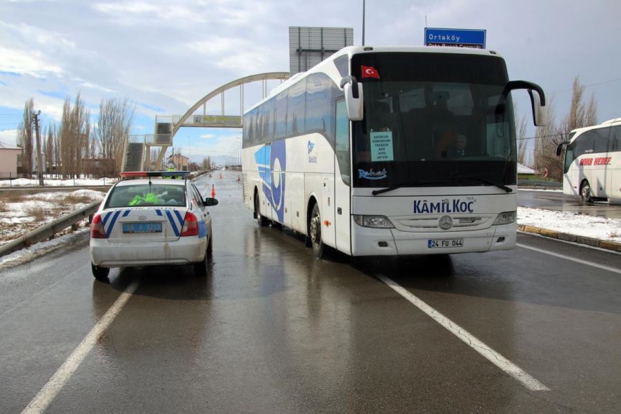 Yollarda kalanlar okullarda misafir ediliyor