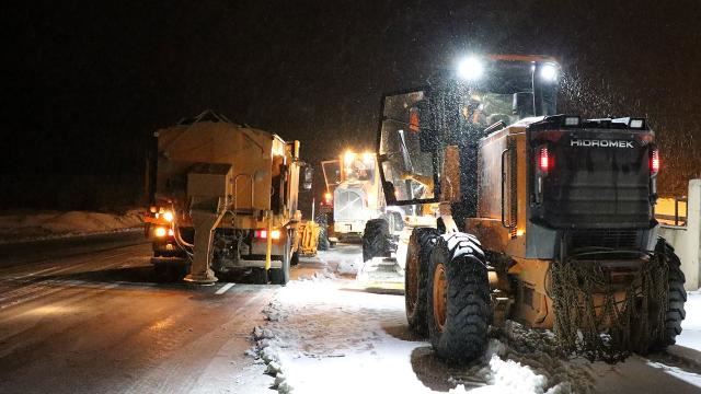 Sivas-Erzincan kara yolu ulaşıma kapatıldı (Video)