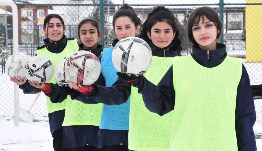 Kızlar futbol takımı kurdu, 3'üncü lige hazırlanıyorlar
