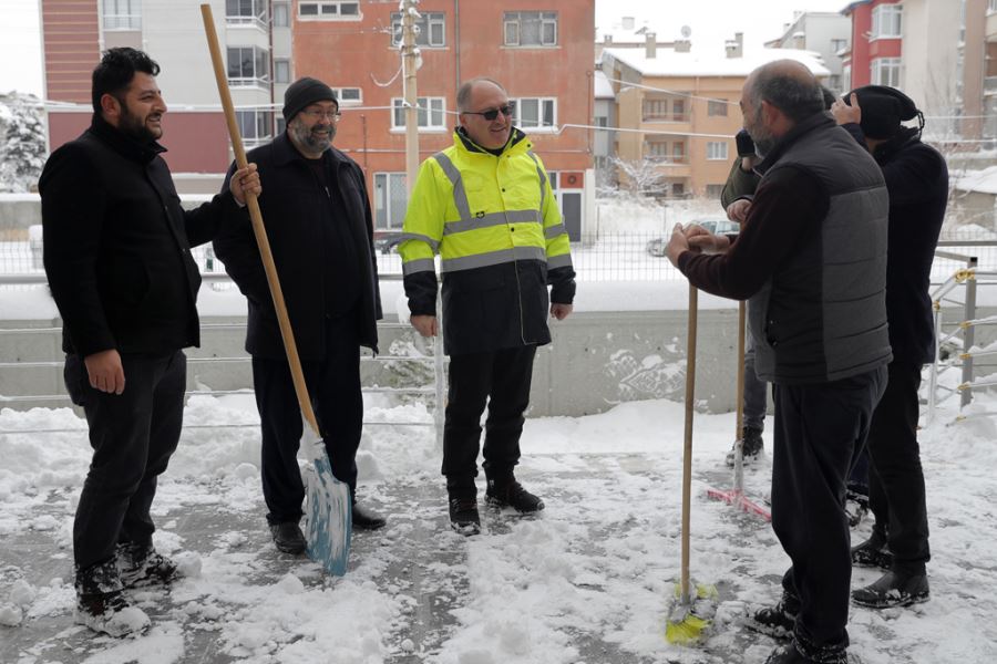 Başkan Bilgin kar temizleme çalışmalarını takip etti