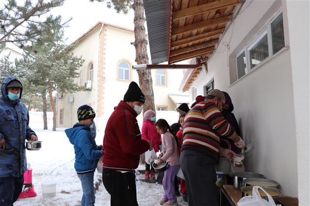 Yemekler mültecilere ulaştırılıyor