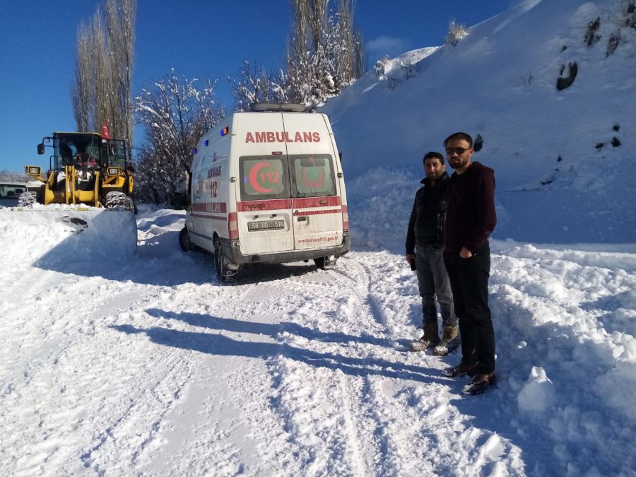  Yolun açılmasıyla hastaneye ulaştırıldı (Video)