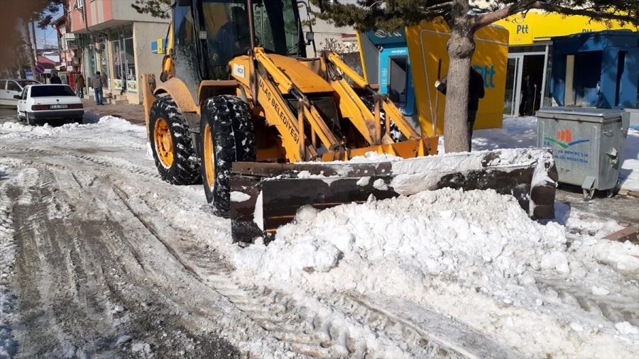 Kar temizleme çalışmaları devam ediyor