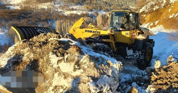 Kayalar, iş makineleriyle kaldırıldı (Video)