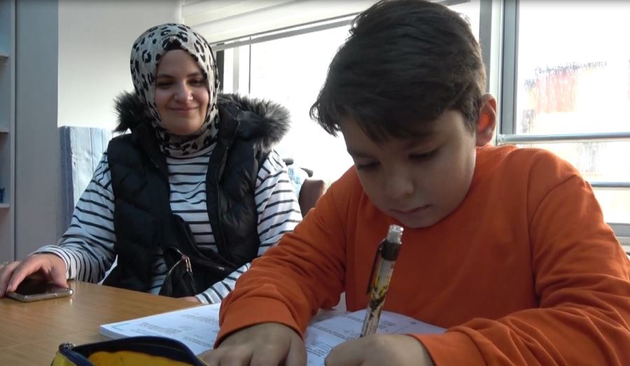 Engelli ailelerin çocuklarına gönüllü eğitim (Video)