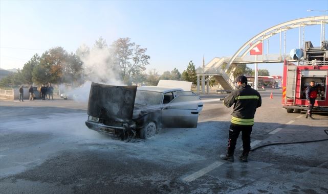 Otomobilde çıkan yangın söndürüldü (Video)