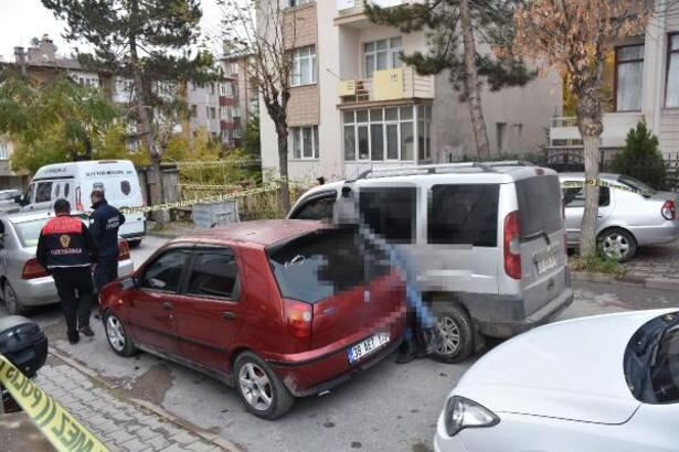 El frenini çekmeyi unuttu iki araç arasında öldü (Video)