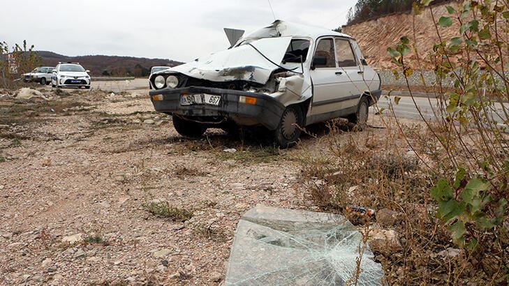 Otomobil, ağaç yüklü traktöre çarptı: 6 yaralı