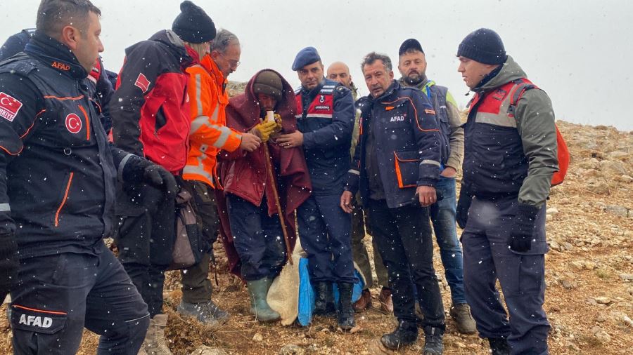 Kayalıkta sağ bulundu (Video)