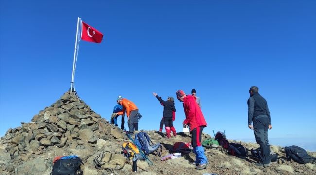  Kızıldağ'ın zirvesinde ay yıldızlı bayrağı göndere çekti