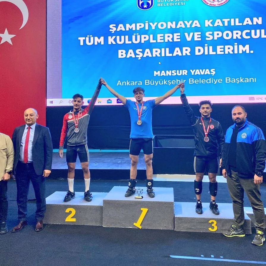 235 Kilo kaldırdı ve Türkiye üçüncüsü oldu