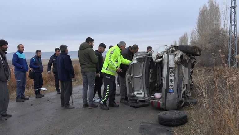 Devrilen otomobildeki 2 kişi yaralandı