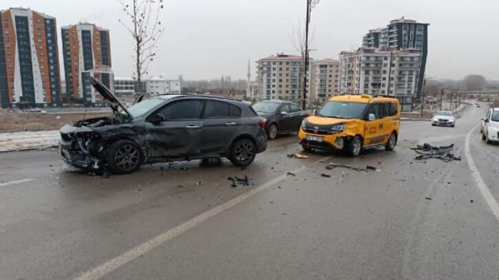 Zincirleme kaza: 1'i polis 4 yaralı (Video)