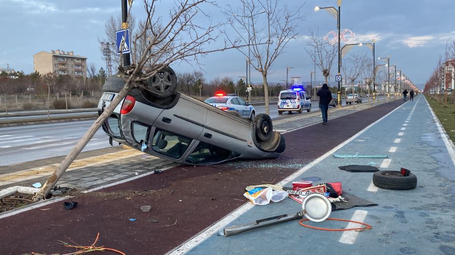 Kontrolden çıkan otomobil ters döndü: 2’si çocuk 3 yaralı