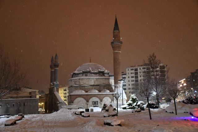 Kar güzelliği gecenin karanlığını aydınlattı