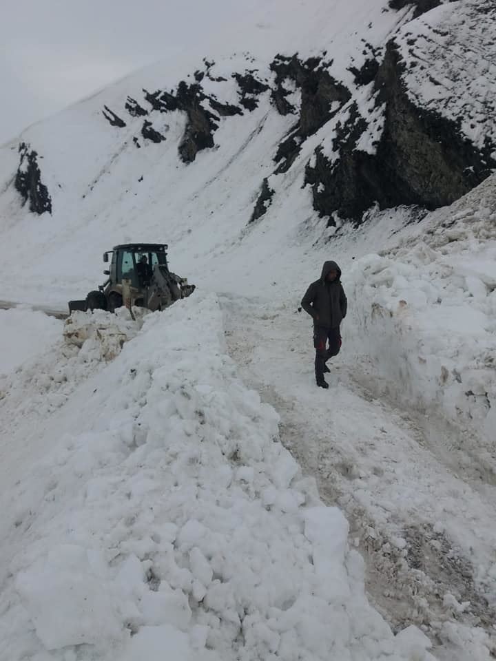 Köy yoluna çığ düştü (Video)