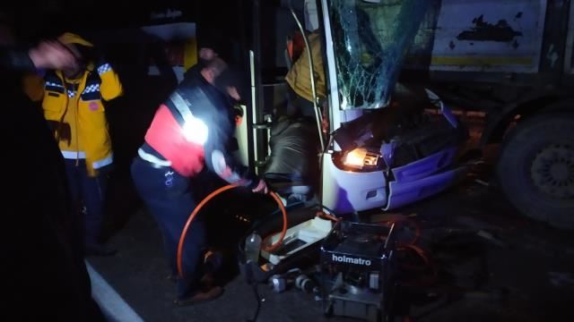 Otobüsü ile 2 tır çarpıştı, 1 kişi öldü, 14 kişi yaralandı (Video)