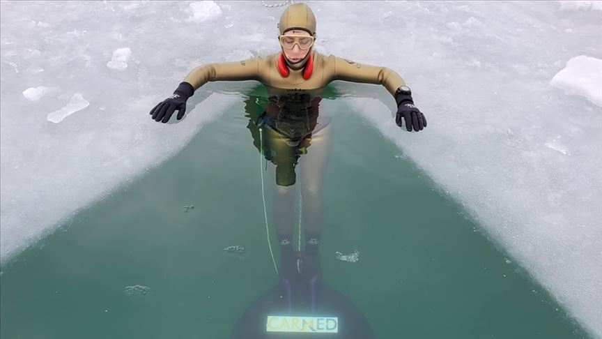 Buz altı dalış antrenmanında dünya rekoruna ulaştı