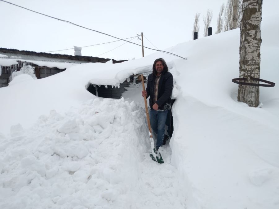  İmranlı'da kar evlerin boyunu aştı (Video)