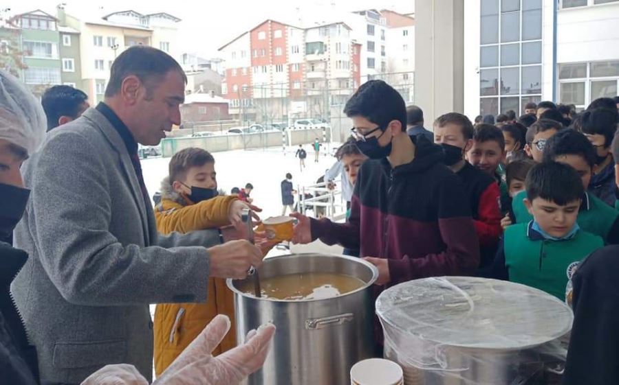 Üzüm hoşafı ve ekmek dağıttılar