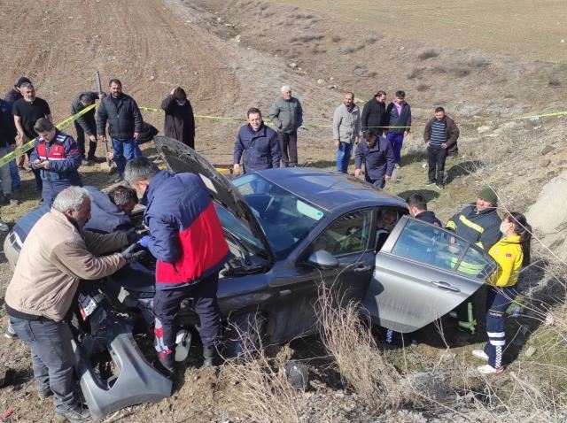 Devrilen otomobildeki 4 kişi yaralandı