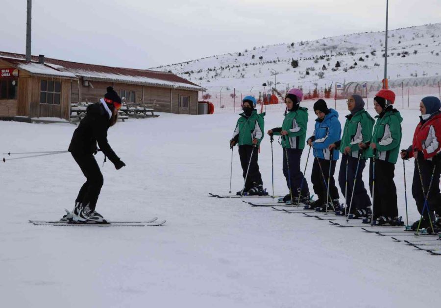 1000 öğrenciye kayak eğitimi (Video)