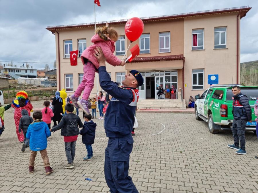 Jandarma çocukların bayramını kutladı