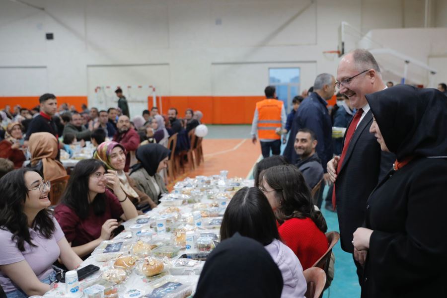 İftarda öğrencilerle buluştu