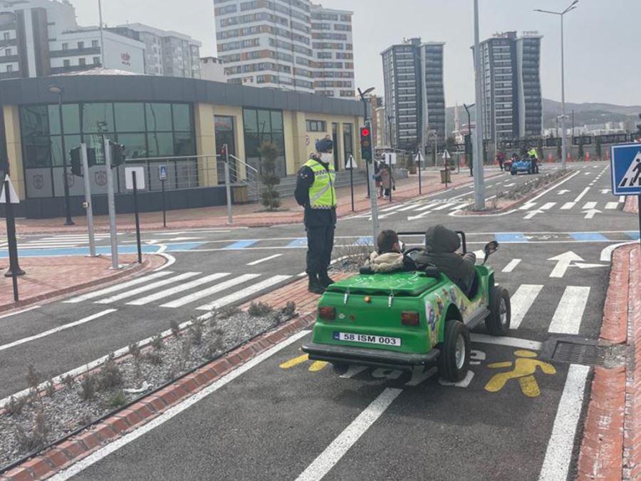 Öğrencilere trafik eğitimi