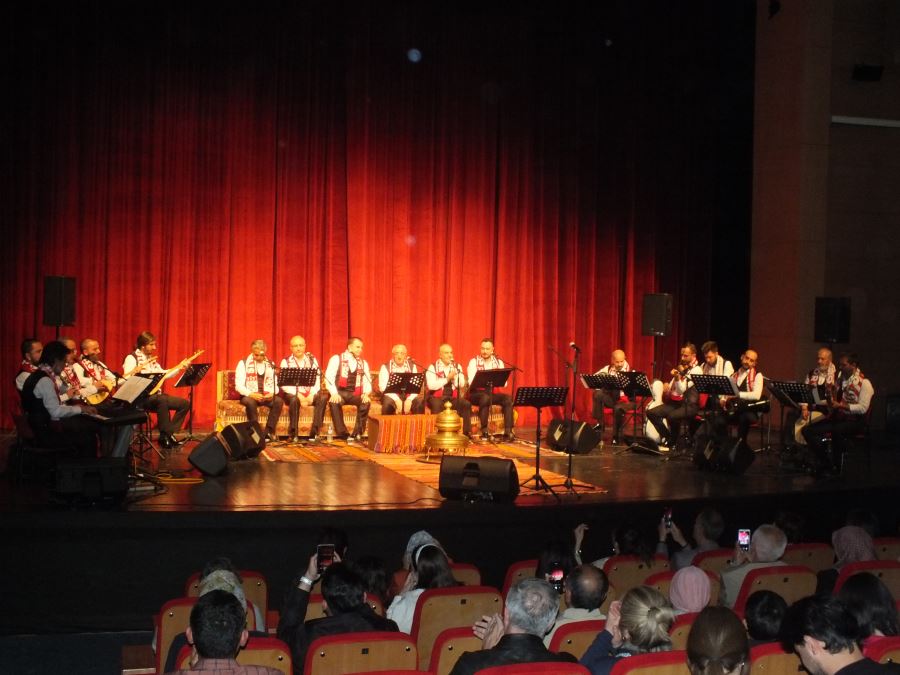 Sivas'ta Türk halk müziği korosu konser verdi 