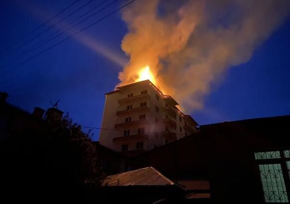 8 katlı apartmanda yangın (Video)