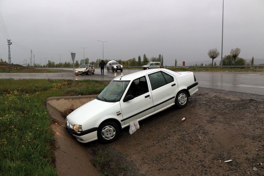 Otomobiller çarpıştı: 5 yaralı