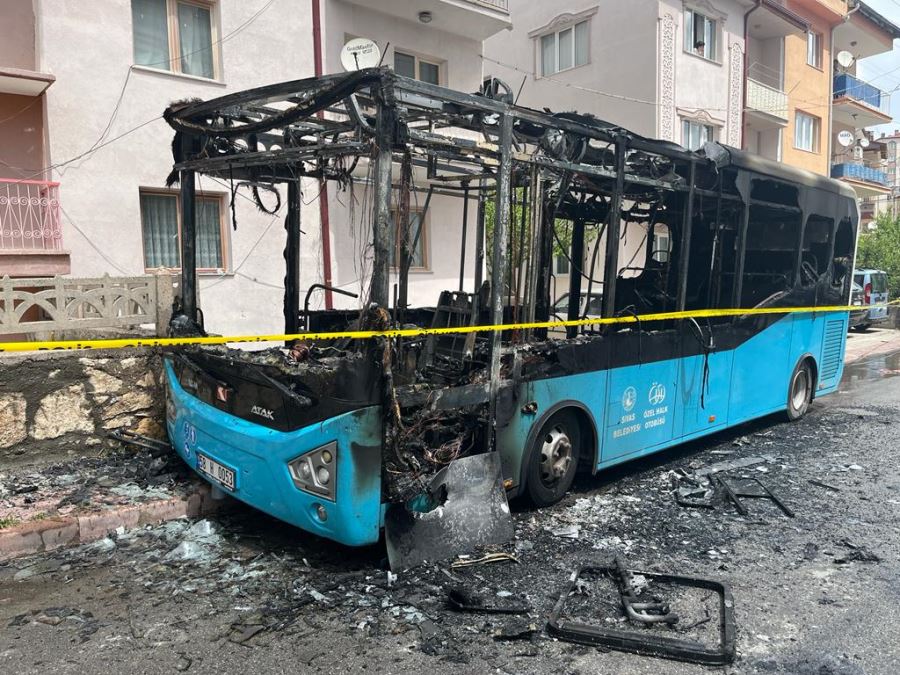 Halk otobüsü küle döndü (Video)