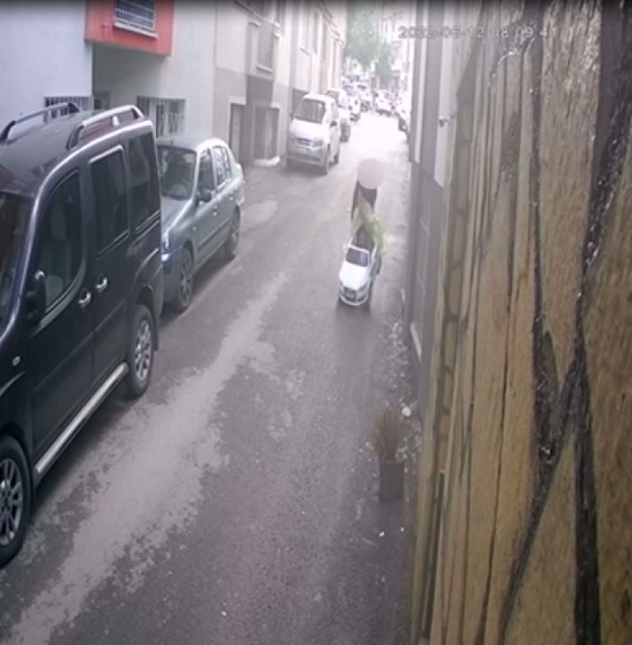 Akülü çocuk arabasını çaldı (Video)