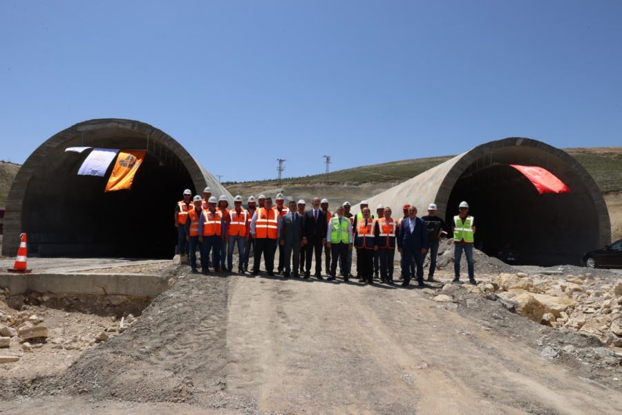 Sivas Valisi Şimşek, yapımı süren Yağdonduran Tüneli'ni makam aracıyla geçti 