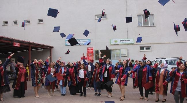 Eğitimi tamamlayan kadınlar mezun oldu