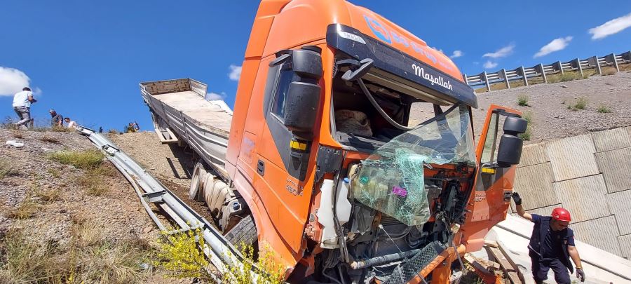 TIR uçurumun kenarında asılı kaldı (Video)