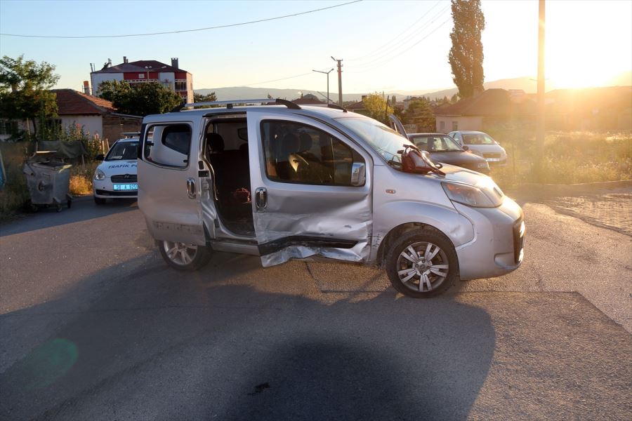 Otomobil ile hafif ticari araç çarpıştı: 2 yaralı