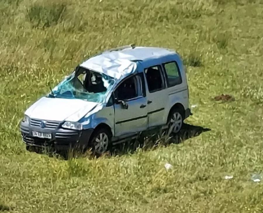 Devrilen hafif ticari araçta bebek öldü