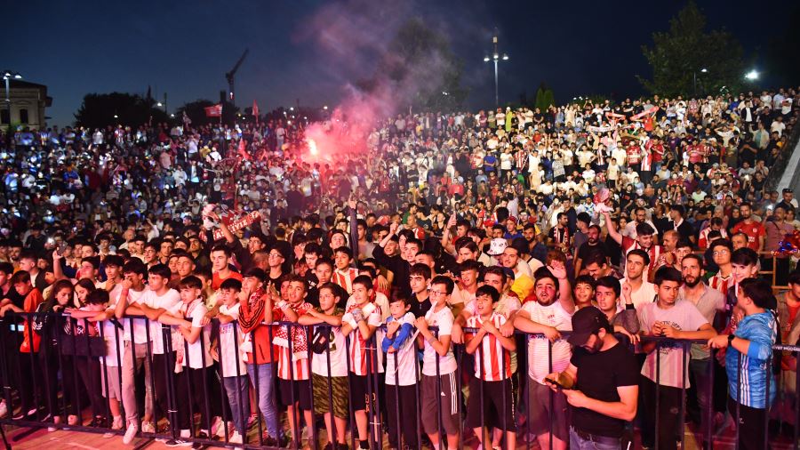 Kupa heyecanı kent meydanında yaşandı (Video)