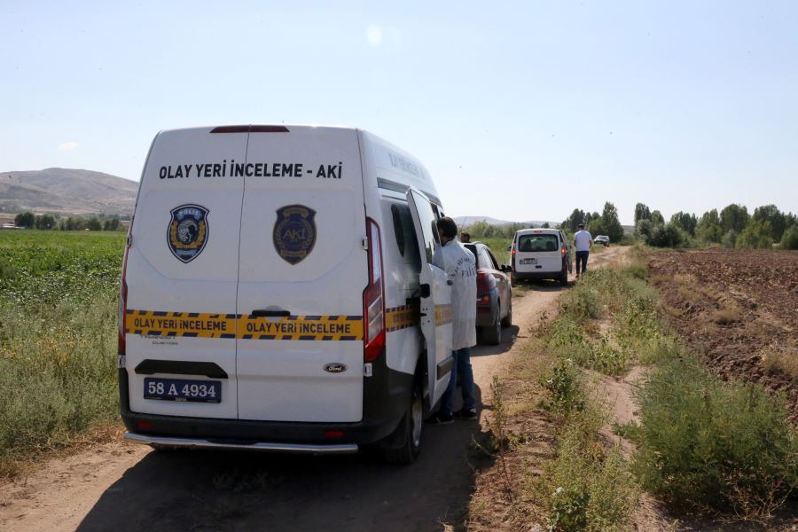 Sivas'ta attan düşen kadın ağır yaralandı  -videolu-